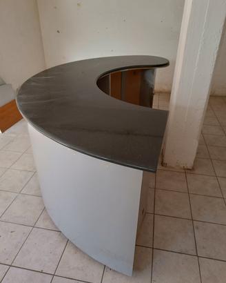 banco semicircolare con piano di marmo 