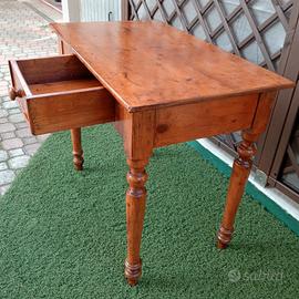 Tavolino anni 70 in legno 93x56x80H con cassetto