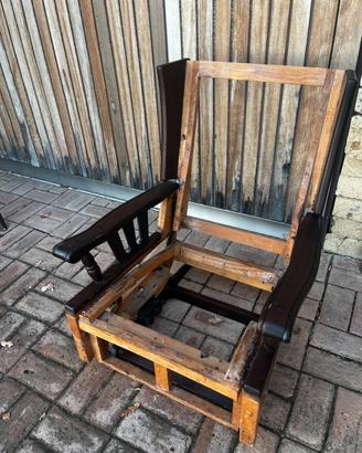 Poltrona a dondolo in legno