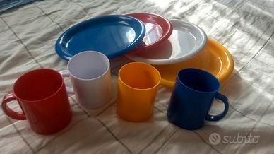 Set da campeggio: 4 piatti e 4 tazze in plastica
