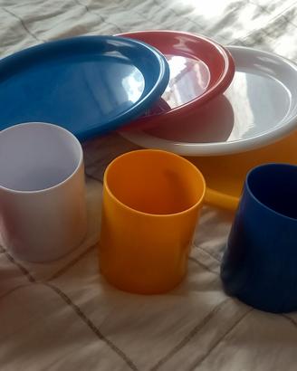 Set da campeggio: 4 piatti e 4 tazze in plastica