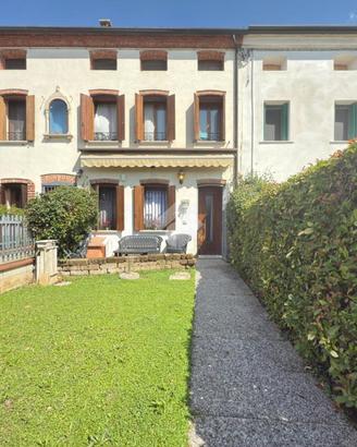 VILLA A SCHIERA A VERONELLA