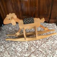 Cavallo a dondolo in legno