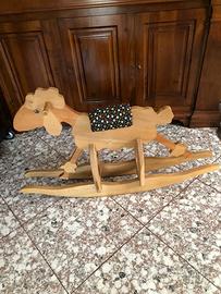 Cavallo a dondolo in legno