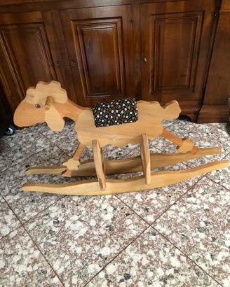 Cavallo a dondolo in legno