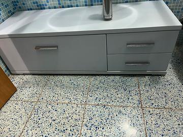 Mobile basso color carta da zucchero