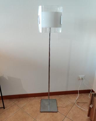 Lampada da terra moderna in metallo e vetro 