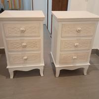 due comodini stile shabby colore bianco sporco 