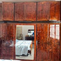 Armadio in legno con specchio
