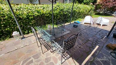Arredo giardino tavolo e 4 sedie