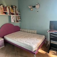 Letto ad una piazza e mezza con materasso.