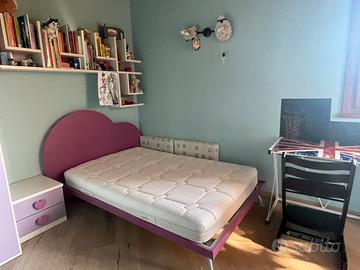 Letto ad una piazza e mezza con materasso.