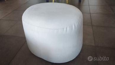 pouf in velluto color beige chiaro 