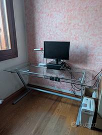 Scrivania con piano in vetro