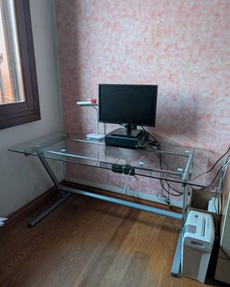 Scrivania con piano in vetro