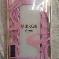 specchio con cornice rosa