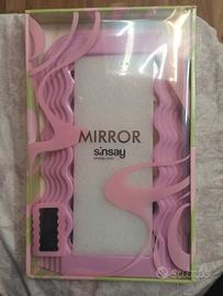 specchio con cornice rosa