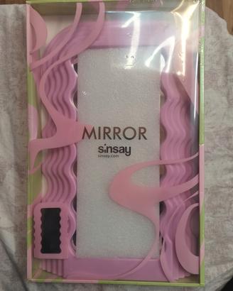 specchio con cornice rosa