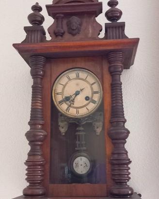Orologio a pendolo da parete antico in legno