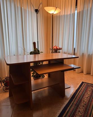 Scrivania in legno con piano estraibile