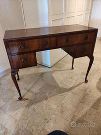 Scrivania sile Chippendale