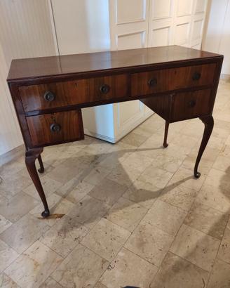 Scrivania sile Chippendale