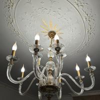 Lampadario classico in vetro e dettagli dorati