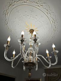 Lampadario classico in vetro e dettagli dorati