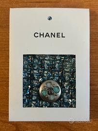 bottone originale Chanel con campione in tessuto