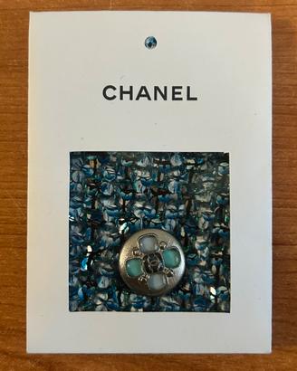 bottone originale Chanel con campione in tessuto