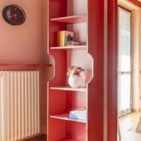 Libreria rossa in legno massello