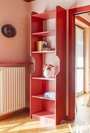 Libreria rossa in legno massello