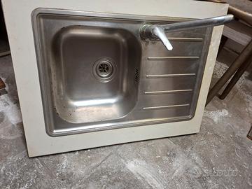 lavandino inox con rubinetto