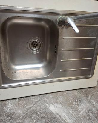 lavandino inox con rubinetto