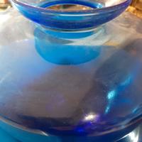 Vaso con piatto a righe concentriche blu in vetro 