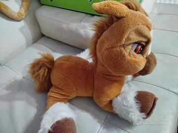 cavallo che nitrisce e si muove 