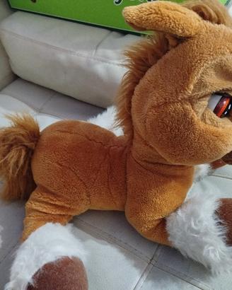 cavallo che nitrisce e si muove 