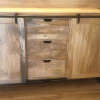 Credenza in stile industriale 