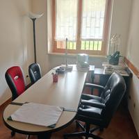 Scrivania ufficio con sedia e mobili