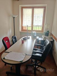 Scrivania ufficio con sedia e mobili