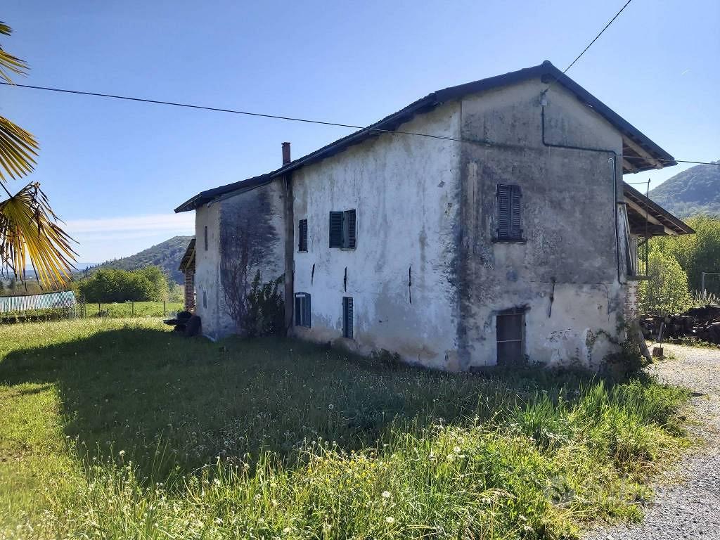 Rustico / Casale di 170 m² con più di 5 locali a P - Vista 2