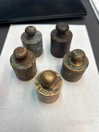 Lotto 5 pesi in ottone da bilancia 200 grammi