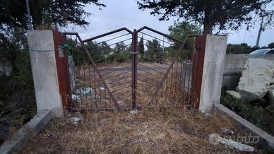 Cancello in ferro robusto a due ante