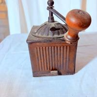 Antico macinacaffè originale in metallo