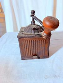 Antico macinacaffè originale in metallo