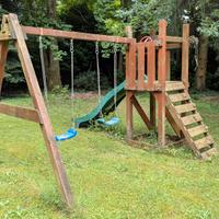 Gioco da esterno con scivolo e altalene