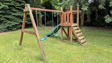 Gioco da esterno con scivolo e altalene