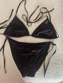 2 bikini uno nero altro colorato di 3 pezzi