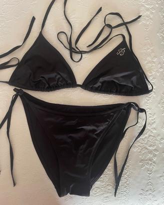 2 bikini uno nero altro colorato di 3 pezzi