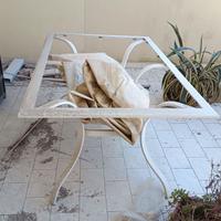 Tavolo e poltrone da terrazzo